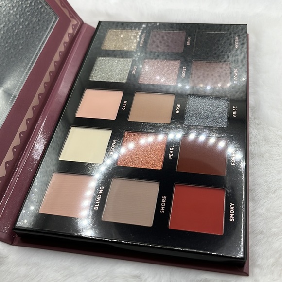 Ace Beaute Smokey Roses Eyeshadow and Pressed Pigment Palette - Picture 4 of 5